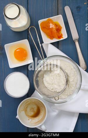 Mehl in einer Schüssel mit Ei und Milch Stockfoto
