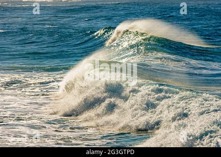 Am Strand brechen in der Morgensonne in Ipanema, Rio de Janeiro, Wellen Stockfoto