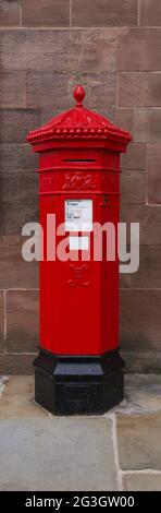 10. Juni 2021 - Chester, UK: Alte viktorianische rote Briefkasten Stockfoto