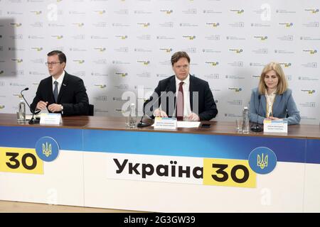 KIEW, UKRAINE - 16. JUNI 2021 - Executive Director von UkraineInvest Sergiy Tsivkach, Leiter des Staatlichen Immobilienfonds der Ukraine Dmytro Sennychenko und Stockfoto