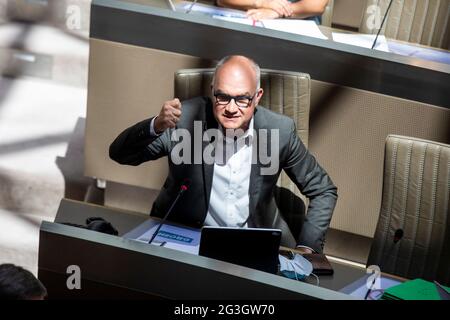 Groens Bjorn Rzoska im Bild während einer Plenarsitzung des flämischen Parlaments in Brüssel, Mittwoch, den 16. Juni 2021. Die kürzlich abgedeckte PFOS-Umfrage Stockfoto