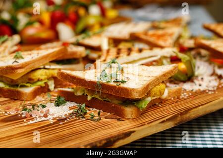 Sandwiches auf einem Holztablett Stockfoto