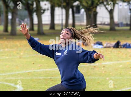 Eine Spielerin, die beim UEA Pirates New Players Day nach einem High Ball sucht Stockfoto