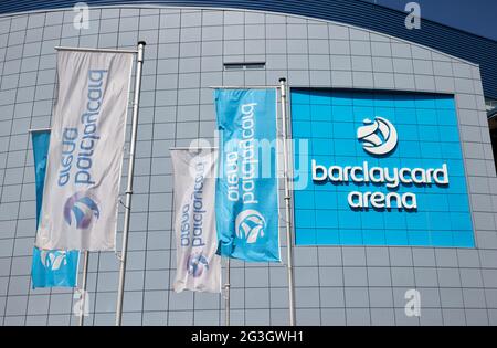 Hamburg, Deutschland. Juni 2021. Der Schriftzug „barclaycard Arena“ befindet sich auf der gleichnamigen Multifunktionsarena für Sport- und Kulturveranstaltungen. Die Barclaycard Arena in Bahrenfeld wird in Barclays Arena umbenannt. Quelle: Georg Wendt/dpa/Alamy Live News Stockfoto