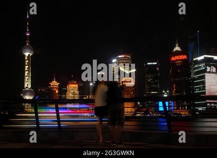 Pudong in Shanghai, China: Blick über den Huangpu-Fluss vom Bund auf den Pudong-Geschäftsviertel mit zwei Personen. Stockfoto