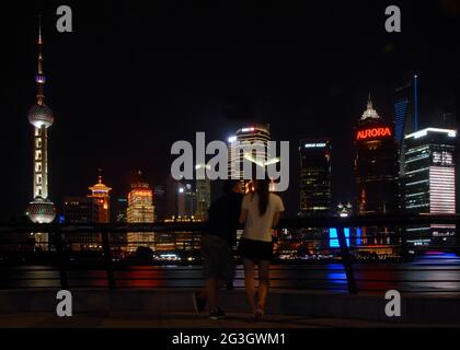 Pudong in Shanghai, China: Blick über den Huangpu-Fluss vom Bund auf den Pudong-Geschäftsviertel mit zwei Personen. Stockfoto