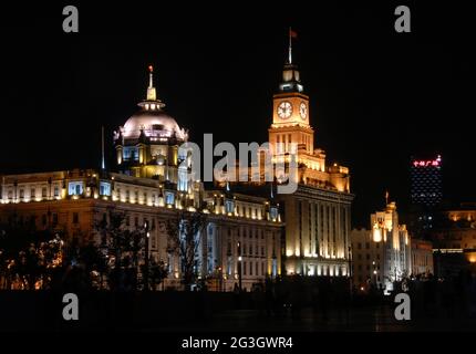 Der Bund in Shanghai, China: Blick auf beleuchtete Kolonialbauten bei Nacht entlang des Bundes. Stockfoto