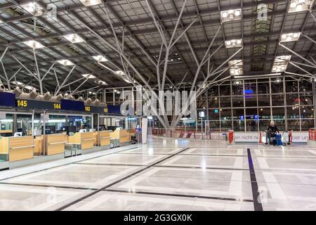 STUTTGART, DEUTSCHLAND - 25. JANUAR 2015: Innenraum des Stuttgarter Flughafens. Stuttgart ist mit 9.6 Millionen Passagieren im Jahr 201 der sechstgrößte Flughafen in Deutschland Stockfoto