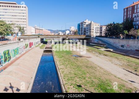 MALAGA, SPANIEN - 25. JAN 2015: Fluss Guadalmedina fließt durch Malaga. Stockfoto