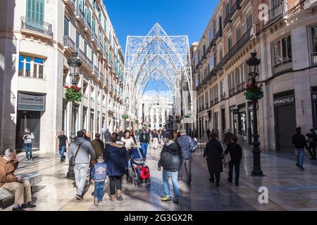 MALAGA, SPANIEN - 25. JAN 2015: Menschen gehen durch die dekorierte Fußgängerzone Calle Larios in Malaga. Stockfoto