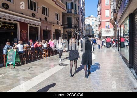 MALAGA, SPANIEN - 25. JAN 2015: Menschen wandern durch eine Fußgängerzone in Malaga. Stockfoto