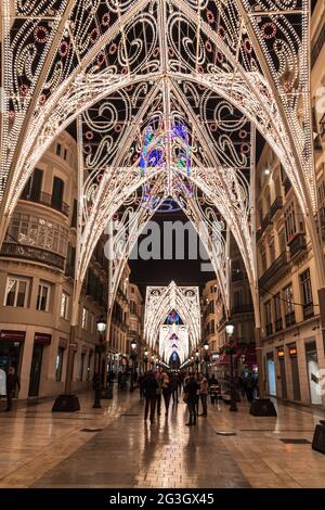 MALAGA, SPANIEN - 25. JAN 2015: Menschen gehen durch die dekorierte Fußgängerzone Calle Larios in Malaga. Stockfoto