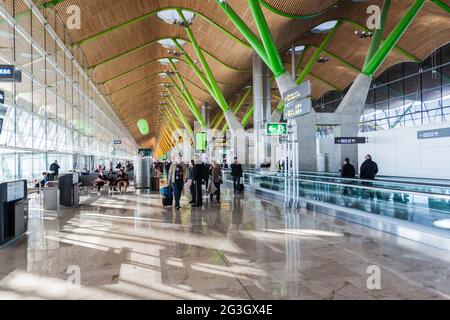 MADRID, SPANIEN - 26. JAN 2015: Inneneinrichtung eines Terminals im Flughafen Adolfo Suarez Madrid-Barajas. Stockfoto
