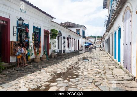 PARATY, BRASILIEN - 1. FEBRUAR 2015: Menschen gehen in einer engen Straße in eine alte Kolonialstadt Paraty, Brasilien Stockfoto