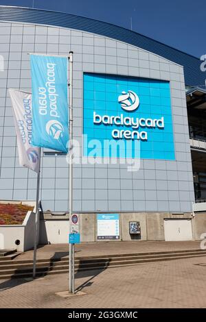 Hamburg, Deutschland. Juni 2021. Der Schriftzug „barclaycard Arena“ befindet sich auf der gleichnamigen Multifunktionsarena für Sport- und Kulturveranstaltungen. Die Barclaycard Arena in Bahrenfeld wird in Barclays Arena umbenannt. Quelle: Georg Wendt/dpa/Alamy Live News Stockfoto