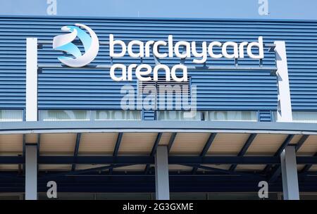 Hamburg, Deutschland. Juni 2021. Der Schriftzug „barclaycard Arena“ befindet sich auf der gleichnamigen Multifunktionsarena für Sport- und Kulturveranstaltungen. Die Barclaycard Arena in Bahrenfeld wird in Barclays Arena umbenannt. Quelle: Georg Wendt/dpa/Alamy Live News Stockfoto