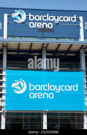 Hamburg, Deutschland. Juni 2021. Der Schriftzug „barclaycard Arena“ befindet sich auf der gleichnamigen Multifunktionsarena für Sport- und Kulturveranstaltungen. Die Barclaycard Arena in Bahrenfeld wird in Barclays Arena umbenannt. Quelle: Georg Wendt/dpa/Alamy Live News Stockfoto