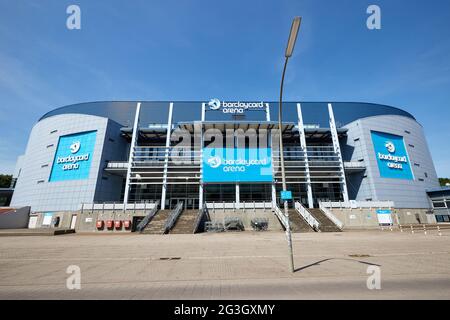 Hamburg, Deutschland. Juni 2021. Der Schriftzug „barclaycard Arena“ befindet sich auf der gleichnamigen Multifunktionsarena für Sport- und Kulturveranstaltungen. Die Barclaycard Arena in Bahrenfeld wird in Barclays Arena umbenannt. Quelle: Georg Wendt/dpa/Alamy Live News Stockfoto