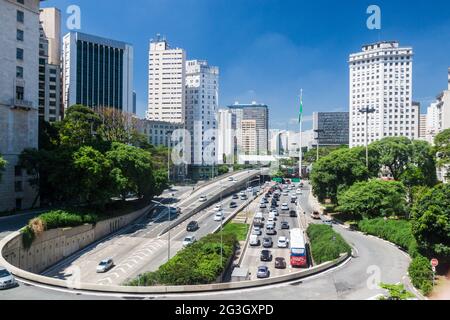 SAO PAULO, BRASILIEN - 3. FEBRUAR 2015: Verkehr auf der Avenida Vinte e Tres de Maio in Sao Paulo, Brasilien Stockfoto