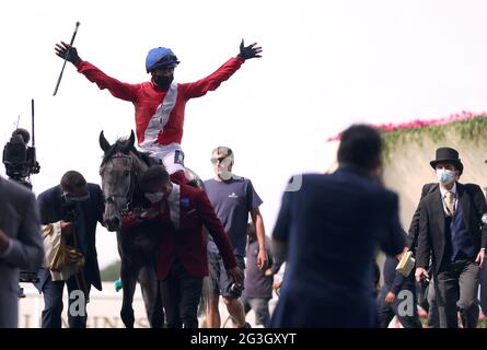 Jockey Frankie Dettori feiert, nachdem er den Duke of Cambridge Stakes auf Indie Angel am zweiten Tag von Royal Ascot auf der Pferderennbahn von Ascot gewonnen hat. Bilddatum: Mittwoch, 16. Juni 2021. Stockfoto