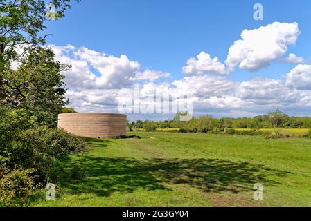 Außenansicht des Architekturkunstwerks „Writ in Water“ auf dem Land in Runnymede an einem sonnigen Sommertag, Surrey England, Großbritannien Stockfoto