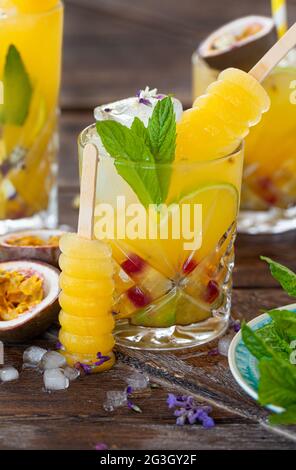 Eiskalter Cocktail mit frischem Passionsfrucht und Minzblättern Stockfoto