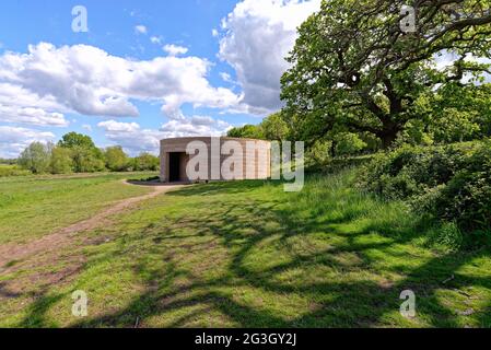 Außenansicht des Architekturkunstwerks „Writ in Water“ auf dem Land in Runnymede an einem sonnigen Sommertag, Surrey England, Großbritannien Stockfoto