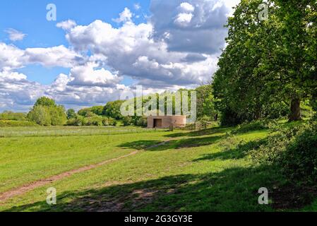 Außenansicht des Architekturkunstwerks „Writ in Water“ auf dem Land in Runnymede an einem sonnigen Sommertag, Surrey England, Großbritannien Stockfoto