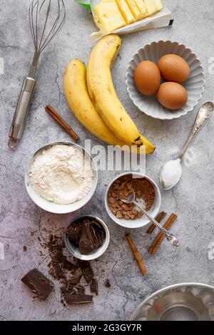 Zutaten für die Herstellung von Bananenbrot. Süßes hausgemachtes Dessert, Backwaren-Themen Stockfoto