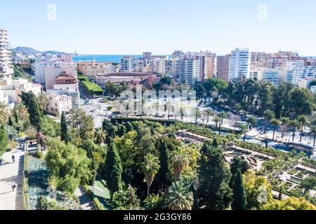 Luftaufnahme des Pedro Luis Alonso Gartens und einer Stierkampfarena in Malaga, Spanien Stockfoto