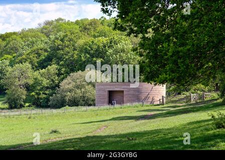 Außenansicht des Architekturkunstwerks „Writ in Water“ auf dem Land in Runnymede an einem sonnigen Sommertag, Surrey England, Großbritannien Stockfoto