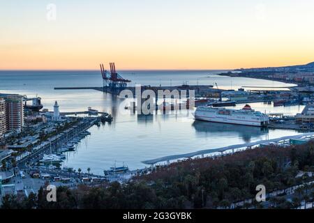 MALAGA, SPANIEN - 25. JAN 2015: Abendliche Luftaufnahme eines Hafens in Malaga, Spanien Stockfoto