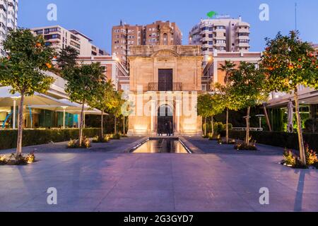 MALAGA, SPANIEN - 25. JAN 2015: Brunnen und Bäume in einem kleinen Park im Hafen von Malaga. Stockfoto