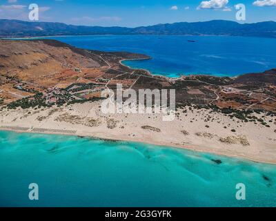 Luftaufnahme des Strandes von Simos auf der Insel Elafonisos in Griechenland. Elafonisos ist eine kleine griechische Insel auf dem Peloponnes mit idyllischen exotischen Stränden in Lakonia Stockfoto