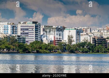 Lagune Rodrigo de Freitas und Skyline des Ipanema-Viertels in Rio de Janeiro, Brasilien Stockfoto