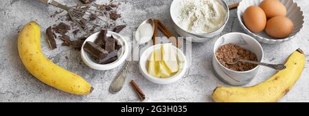 Zutaten für die Herstellung von Bananenbrot. Süßes hausgemachtes Dessert, Backwaren-Themen Stockfoto