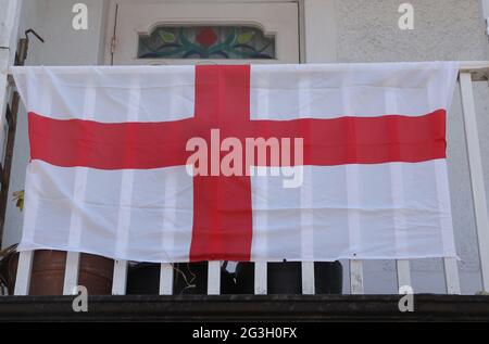 Englische Fußballflaggen, die in Großbritannien aus den Fenstern hingen. Stockfoto