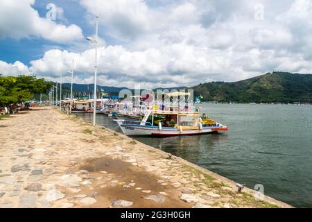 PARATY, BRASILIEN - 1. FEB 2015: Holzboote in einem Hafen des Dorfes Paraty, Brasilien Stockfoto