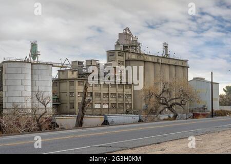 Victorville, CA, USA – 19. Januar 2021: Außenansicht des Cemex-Zementwerks von der historischen Route 66 in Victorville, Kalifornien. Stockfoto