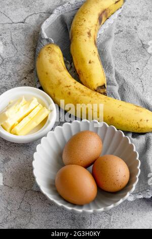 Zutaten für die Herstellung von Bananenbrot. Süßes hausgemachtes Dessert, Backwaren-Themen Stockfoto