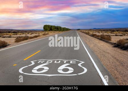 Route 66 Schildmarkierung auf der Autobahn in der Mojave-Wüste Stockfoto