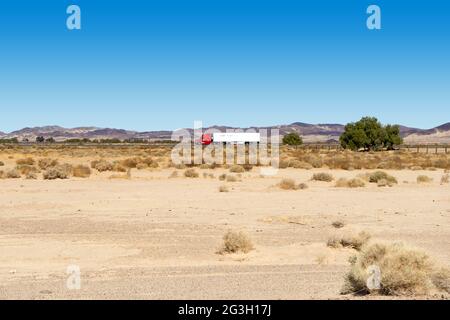 Newberry Springs, CA, USA – 18. Februar 2021: Sattelschlepper mit Anhänger auf der Interstates 40 in der Mojave-Wüste in Newberry Springs, Californi Stockfoto