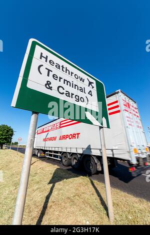 Güterwagen der Marke Heathrow Airport vorbei am Flughafen London Heathrow in Hounslow, London, Großbritannien auf der A30 mit Verkehr und Schild Stockfoto