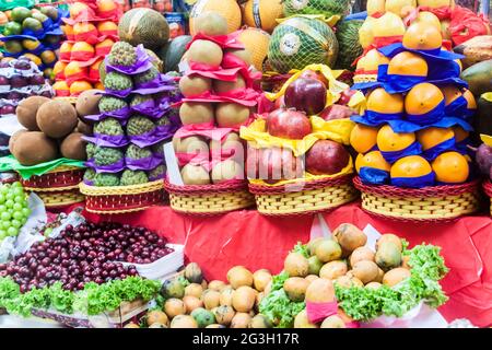 Obst gestapelt an einem Stand im Mercado Municipal Market in Sao Paulo, Brasilien Stockfoto