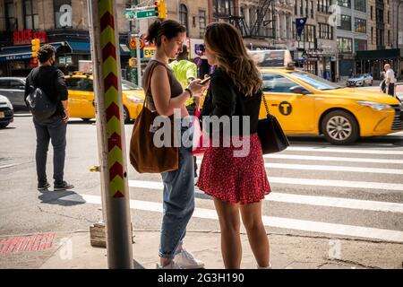 New York, USA. Juni 2021. Aktivitäten im Viertel Chelsea in New York am Dienstag, den 15. Juni 2021. (Foto von Richard B. Levine) Quelle: SIPA USA/Alamy Live News Stockfoto