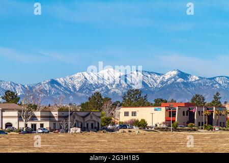 Apple Valley, CA, USA – 17. März 2021: Blick auf die San Bernardino Mountains im Hintergrund, von der Jess Ranch in der Stadt Apple V aus gesehen Stockfoto