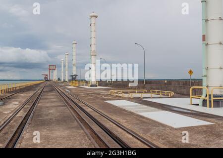 Itaipu-Staudamm am Fluss Parana an der Grenze zwischen Brasilien und Paraguay Stockfoto