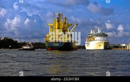 Schlepper, der Frachter führt, Schiff angedockt; Schifffahrt; Hafen, Transport, Boote, Industrie, Fort Lauderdale; FL; Florida, USA Stockfoto