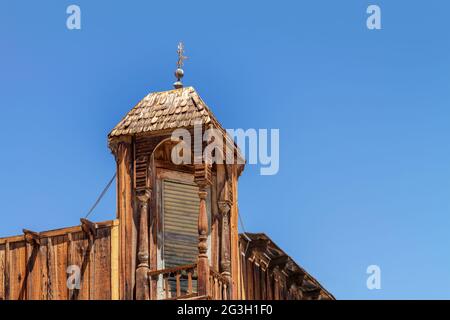 Yermo, CA, USA – 24. April 2021: Turm an einer Ecke eines alten Holzgebäudes in der Geisterstadt Calico in der Mojave-Wüste in Yermo, Kalifornien. Stockfoto