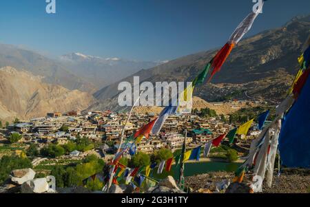 Das alte Dorf Nako stellte sich gegen die hohen Himalaya- und buddhistischen Gebetsfahnen in der Nähe von Nako, Himachal Pradesh, Indien. Stockfoto